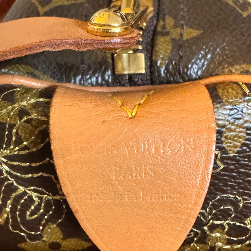 LV speedy 30 with lace
And lock and key clean inside. With box and dust bag - Picture 14 of 16